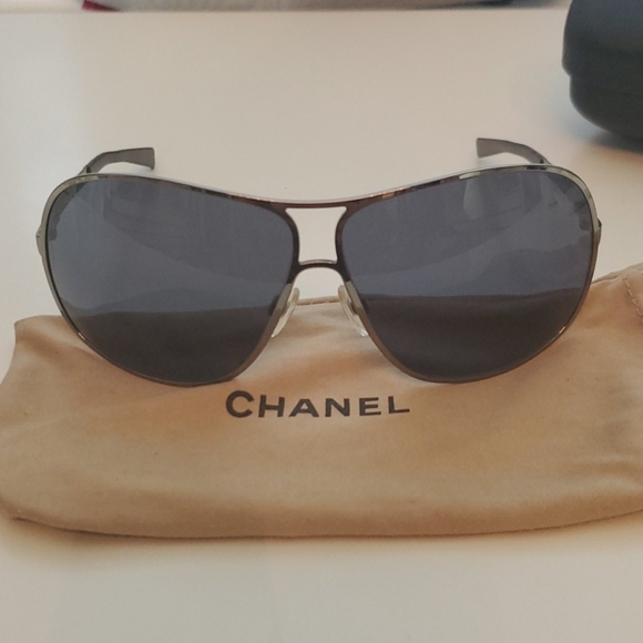 CHANEL Sunglasses - Picture 2 of 9